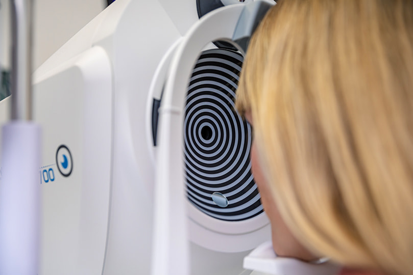 Waveanalyzer VX650 im Einsatz zur Bestimmung der Tränenfilmmenge und Diagnose trockener Augen.