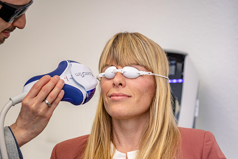 Augenservice mit Tearstim: Wärmeanwendung zur Linderung von Dry-Eye-Symptomen und zur Verbesserung des Tränenfilms.